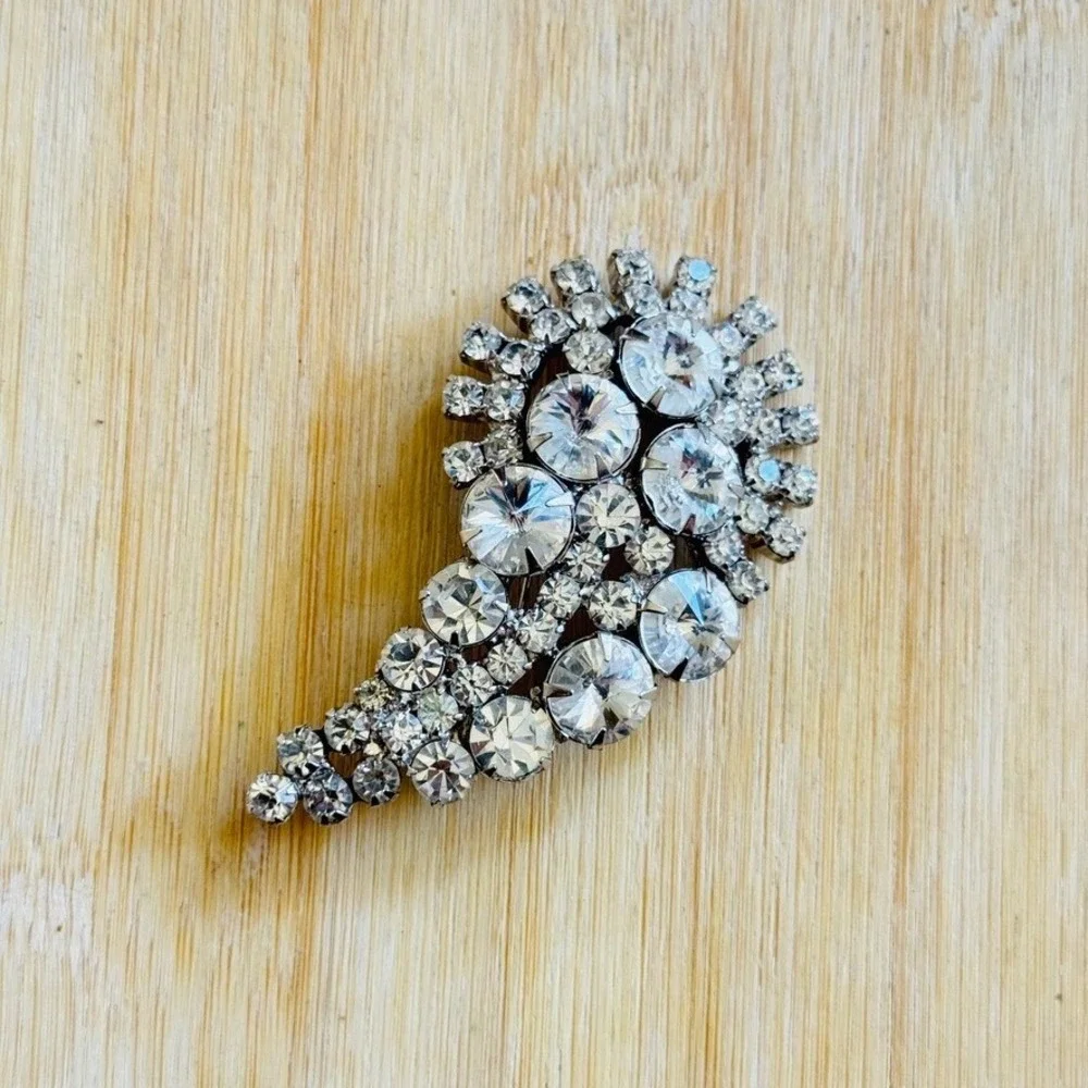 Vintage D&E Juliana Pin Brooch Rivoli Crystal Rhinestones Round 1960s 3x1.5 in